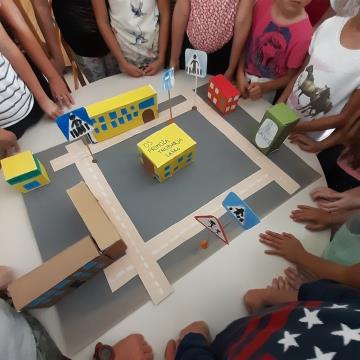 učenci 3. a so izdelovali maketo šole in risali (MŠ Primož Trubar) 1